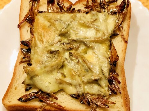 おせちの残りで*田作りチーズトースト